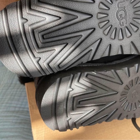 NEW 6 AUTHENTIC UGG Women's Bailey Button II Boot, Black, 6 - Picture 9 of 10